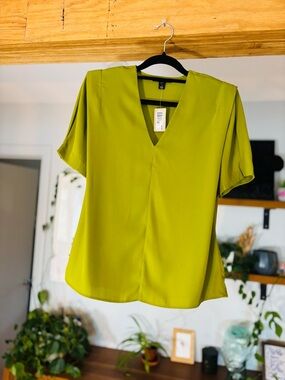 NWT-RW&CO Olive Green V-Neck Top with Shoulder Pads – XS